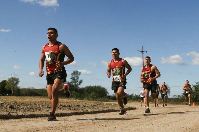 Miembros del equipo de Guatemala aplican su estrategia durante una carrera de 4 millas. El equipo de Guatemala está peleando para ser el campeón de este año. (Foto: Especialista del Ejército de los EE. UU. Elizabeth Williams)