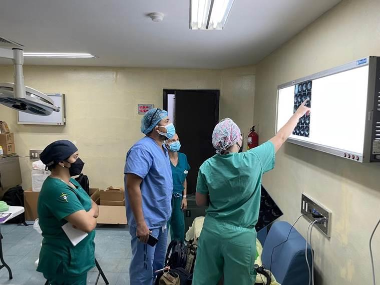 Os membros da equipe médica destacada analisam as radiografias antes de realizar um procedimento urológico, durante o Exercício de Treinamento de Prontidão Cirúrgica (SURGRETE), em Honduras, como parte do Resolute Sentinel 22. (Foto: Cortesia) 