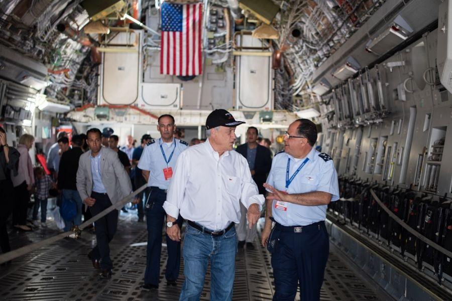El presidente de Chile Sebastián Piñera, y el General de la Fuerza Aérea Jorge Robles Mella, comandante en jefe de la Fuerza Aérea de Chile, visitan un avión C-17 de la Fuerza Aérea de los EE. UU. en Santiago, Chile, durante la FIDAE 2018, la mayor exhibición del aire y del espacio 