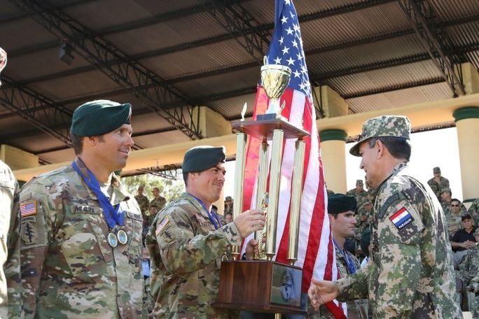 Membros das Forças Especiais dos EUA recebem o troféu pelo terceiro lugar no exercício Fuerzas Comando 2017. (Foto: Sargento Joanna Bradshaw, Exército dos EUA)