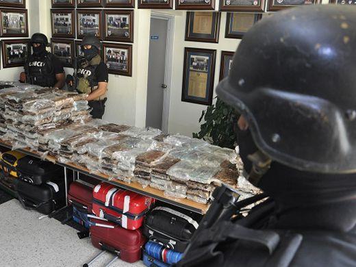 SANTO DOMINGO, República Dominicana – Autoridades antidrogas dominicanas encontraram 680 kg de cocaína dentro de 26 peças de bagagem em um jato Falcon 50 que decolaria do aeroporto de Punta Cana rumo a Porto Rico em 20 de março. (Cortesia da DNCD)