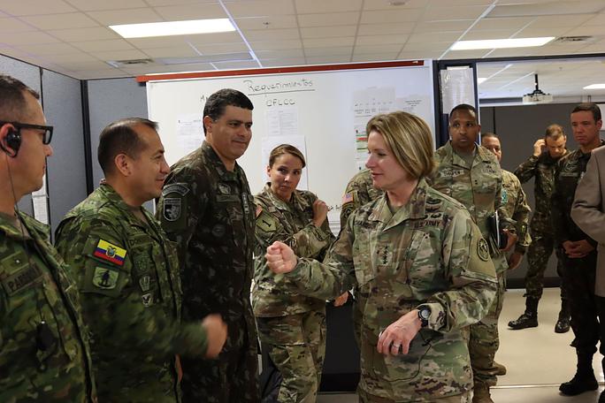 A General Laura J. Richardson, do Exército dos EUA, comandante do SOUTHCOM, saúda um membro equatoriano do CFLCC. (Foto: Marcos Ommati/Diálogo)