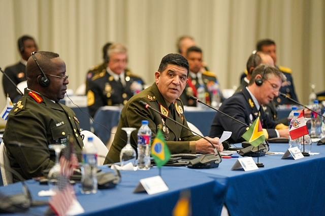 O General de Exército Manuel Gómez de la Torre Araníbar (centro), chefe do Comando Conjunto das Forças Armadas do Peru, lembrou a seus homólogos durante a SOUTHDEC que “a segurança do hemisfério requer o compromisso de todos”. (Foto: SOUTHCOM)