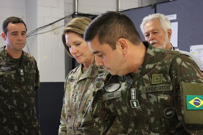 El Coronel del Ejército Brasileño Ricardo Facó informa a la General del Ejército de los EE. UU. Laura J. Richardson, comandante de SOUTHCOM, sobre las operaciones anfibias realizadas durante PANAMAX 2022. (Foto: Marcos Ommati/Diálogo)