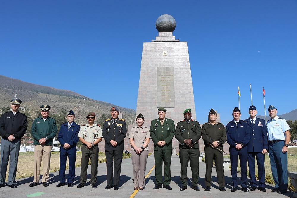 A General de Exército Laura J. Richardson, do Exército dos EUA, comandante do SOUTHCOM (centro), visita oficialmente o monumento Metade do Mundo, com os comandantes das forças armadas da América do Sul, participantes da SOUTHDEC. (Foto: Geraldine Cook/Diálogo)