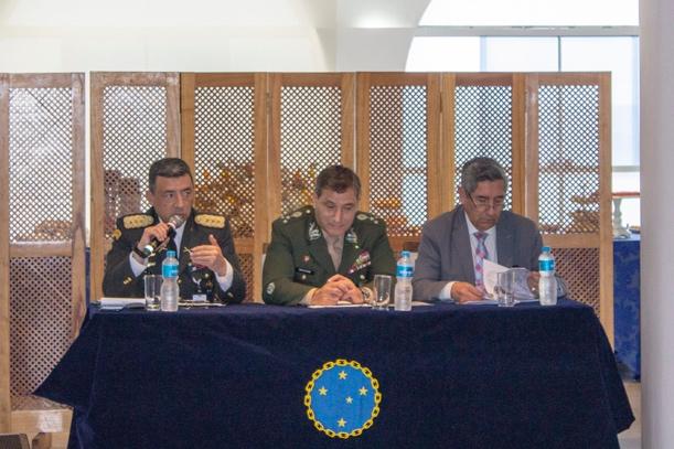 Ecuadorian Army Colonel Luis Lara Tapia (L), commandant of the Joint Military Defense Academy, speaks about the participation of the Ecuadorian Armed Forces in the fight against COVID-19. By his side are Brazilian Army Lieutenant General Adilson Carlos Katibe (center), commandant of the Brazilian War College, and Chilean Air Force Major General Ariel Alvarez Rubio, director of the National Academy of Political and Strategic Studies. (Photo: Marcos Ommati/Diálogo)