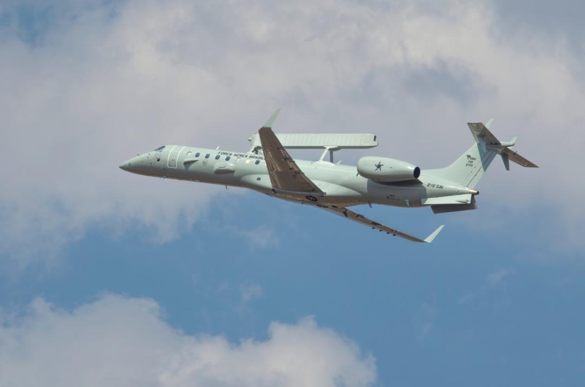 The modernized Echo-99 aircraft of the Guardian Squadron (Esquadrão Guardião) received an upgraded AESA Erieye radar and new operator console designed and manufactured by the Brazilian Defense Industrial Base, which is vital to the defense of the country’s airspace. (Photo: Alberto Semedo Neto)