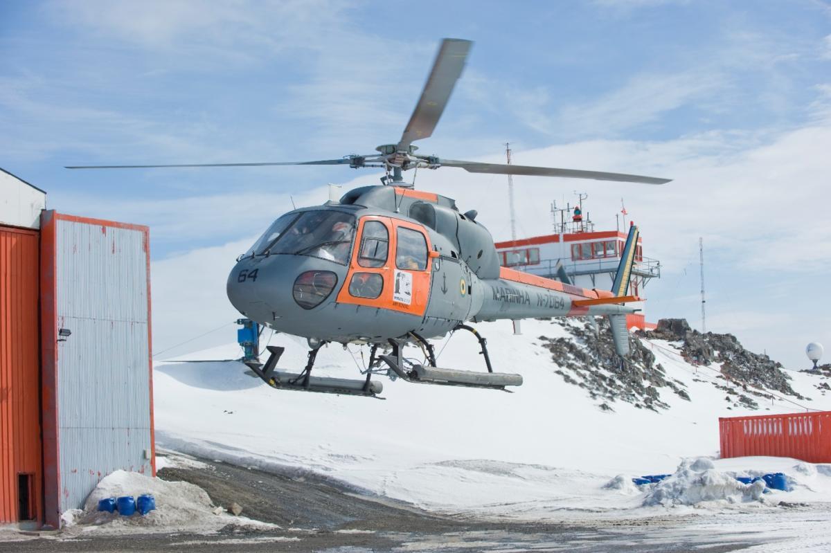 A Brazilian Navy helicopter is used to support scientific research on the frozen continent. (Photo: Brazilian Navy Social Communication Center)
