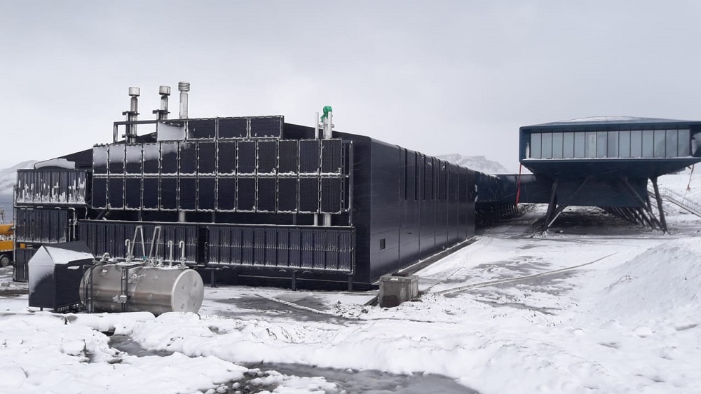 Painéis solares da Estação brasileira na Antártica. As placas foram instaladas na posição vertical da estrutura. O objetivo é aproveitar o sol que na Antártica fica posicionado na linha do horizonte e nunca acima da construção. (Foto: Marinha do Brasil)