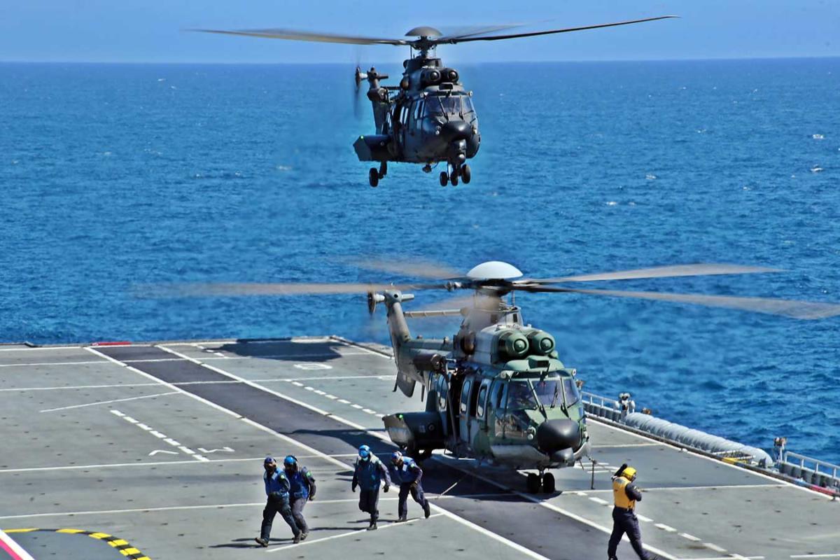 Aircraft of the Brazilian Army and Air Force simultaneously carried out the qualification and requalification in landing aboard exercise, an activity to familiarize aircraft and ship crews with landing and takeoff techniques on the deck of a moving ship.