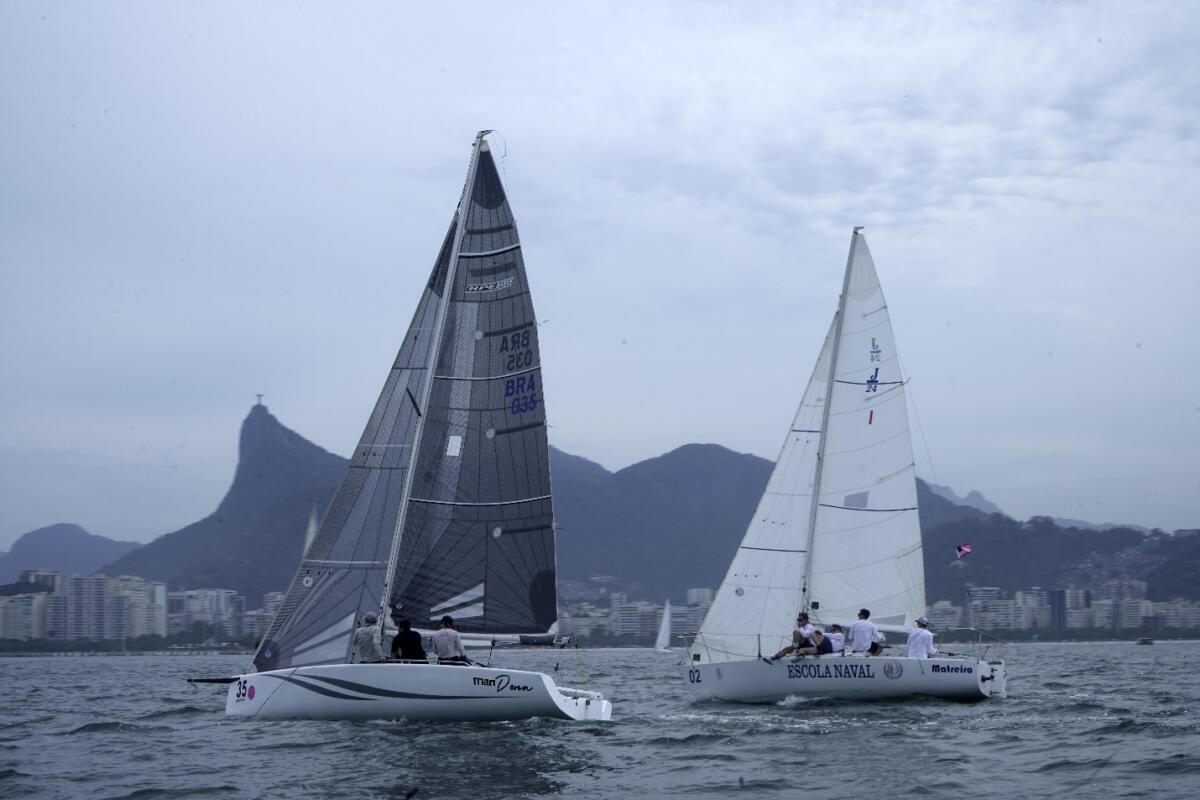 Cerca de 1.000 atletas, entre militares e civis, participaram do evento em diversos tipos de embarcações. (Foto: Suboficial Simone Soares, da Marinha do Brasil)