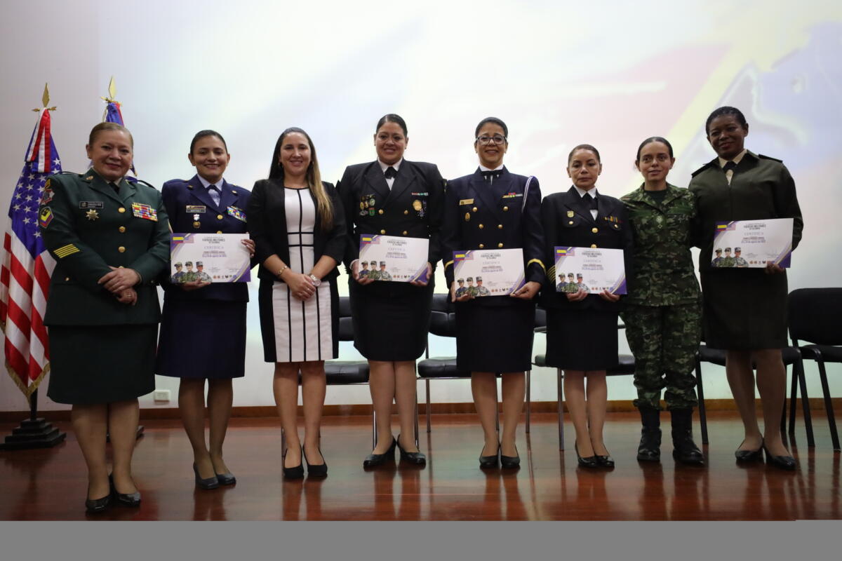 As mulheres graduadas oradoras receberam um certificado de reconhecimento das Forças Militares da Colômbia por sua participação no Primeiro Seminário Híbrido de Mulheres, Paz e Segurança, em Bogotá, em 24 de agosto de 2022. (Foto: Mayerlin Galindo/Diálogo)
