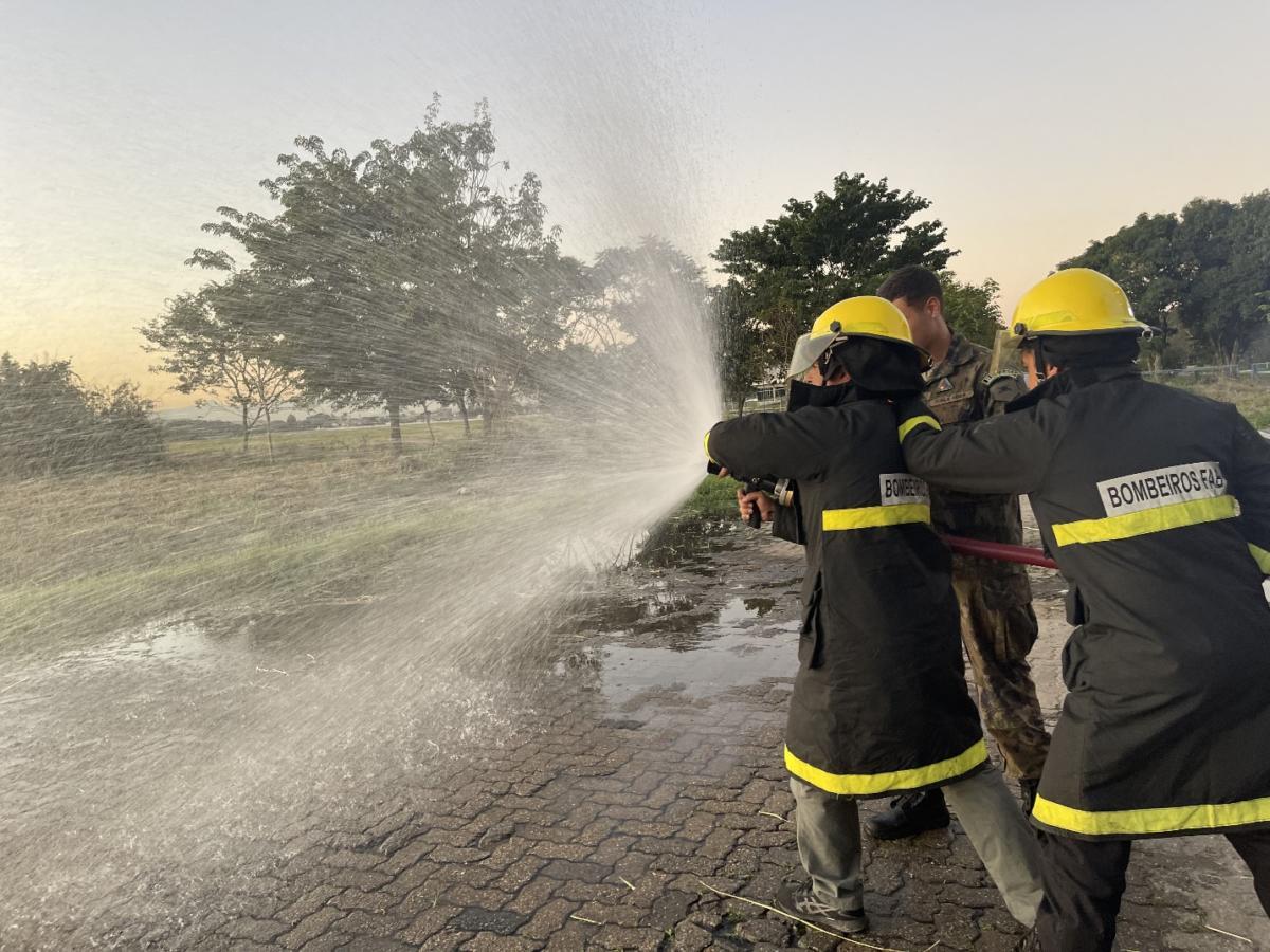 Besides theoretical and practical classes on firefighting (photo), participants also learned about first aid, risk analysis and mitigation, procedures in minefields and suspicious areas, chemical, biological, radiological, and nuclear defense, among others. (Photo: Amanda Marins)