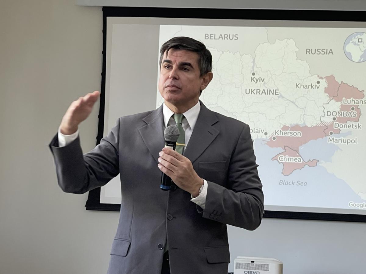In addition to the CCOPAB instruction team, several lecturers participated in the training course, among them Brazilian Army Colonel (ret.) Carlos Frederico Gomes Cinelli, who spoke about International Humanitarian Law, among other topics. (Photo: Marcos Ommati/Diálogo)