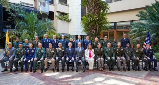 Participantes da Conferência Sul-Americana de Segurança (SOUTHDEC), realizada em Quito, de 13 a 16 de setembro de 2022, posam para uma foto. O evento reuniu 11 chefes de Estado-Maior das forças militares da América do Sul. (Foto: Geraldine Cook/Diálogo)