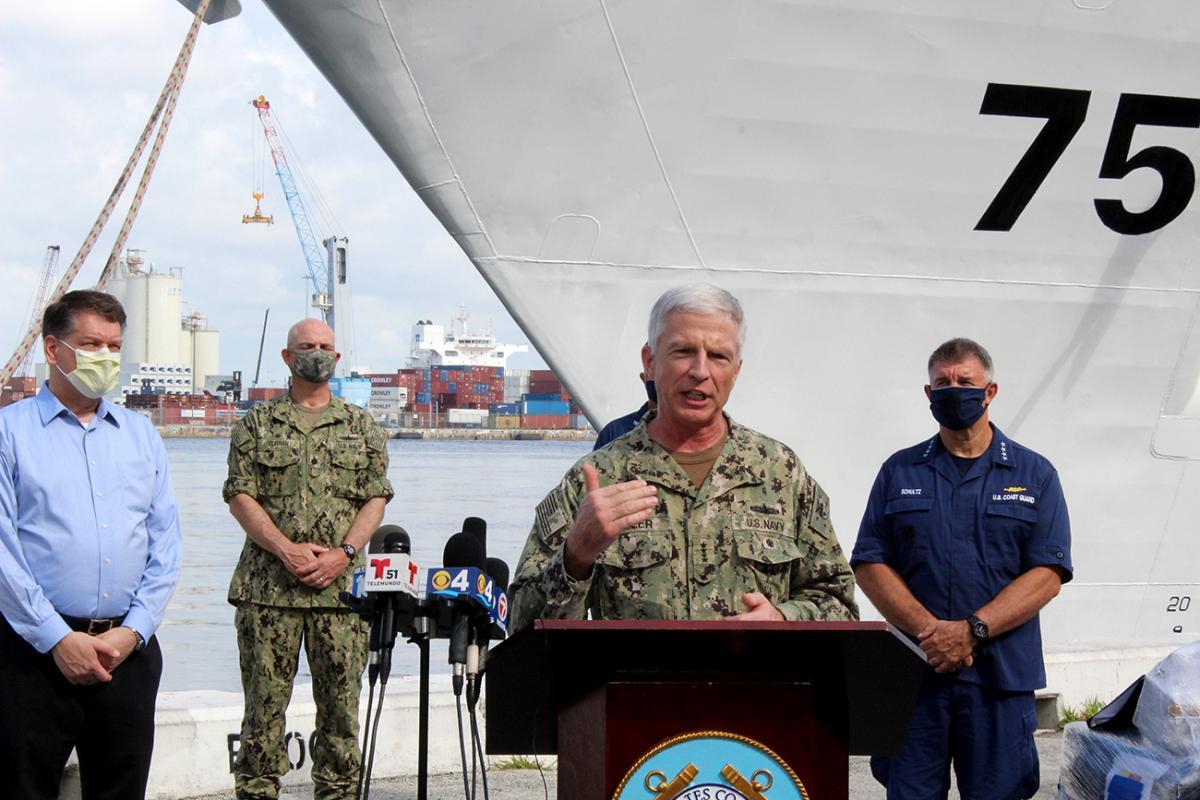El Almirante de la Marina de los Estados Unidos Craig S. Faller, comandante del Comando Sur de los EE. UU., habla a los asistentes junto al buque de la Guardia Costera de los EE. UU. USCGC James, en Port Everglades, Florida, el 9 de junio de 2020. (Foto: Steven McLoud/Diálogo)