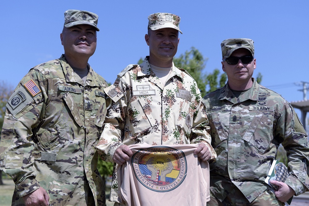 U.S. Army Command Sergeant Major Alexander Aguilastratt, Joint Task Force Bravo senior enlisted leader, presents a shirt to Colombian Army Command Sergeant Major Manuel Meza Arango, Combined Arms Task Force senior enlisted leader, during the opening ceremony for Exercise Vita at Buenavista Air Base, Colombia, March 9, 2020. (Photo: U.S. Air Force Technical Sergeant Daniel Owen)