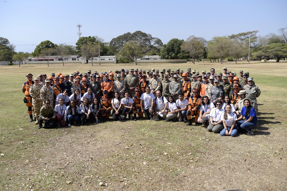 Participantes da cerimônia de abertura do Exercício Vita posam para uma foto de grupo na Base Aérea de Buenavista, Colômbia, no dia 9 de março de 2020. (Foto: Segundo-Sargento da Força Aérea dos EUA Daniel Owen)