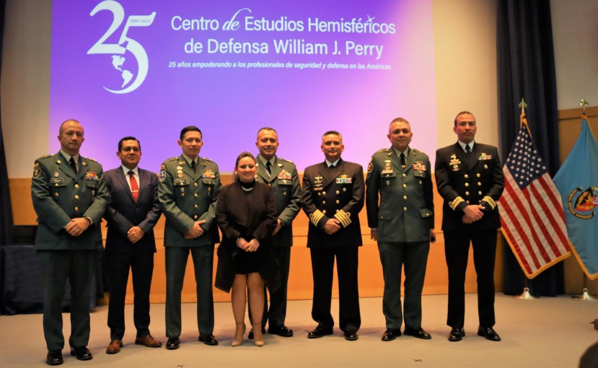 Un grupo de estudiantes colombianos recibe su certificado de finalización del curso Combatiendo Redes de Amenazas Transnacionales 2022, en el Centro de Estudios Hemisféricos de Defensa William J. Perry, el 27 de mayo de 2022. (Foto: Marcos Ommati/Diálogo)