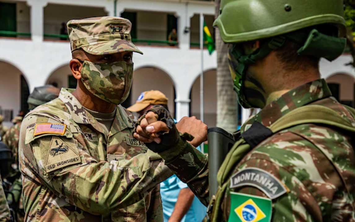 El General de Brigada William Thigpen, comandante general del Ejército Sur de los EE. UU., saluda a un soldado del Ejército Brasileño durante la ceremonia de apertura de Vanguardia Sur 22, en el Batallón de Infantería Ligera N.º 5, en Lorena, Brasil, el 6 de diciembre de 2021. (Foto: Soldado de Primera Clase del Ejército de los EE. UU. Joshua Taeckens)