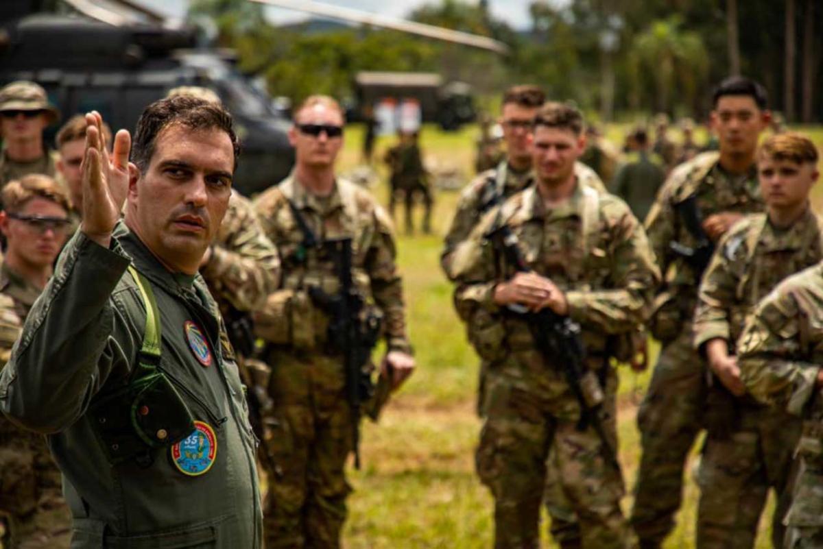 Soldados del Ejército de los EE. UU. del Batallón N.º 1, Regimiento de Infantería N.º 187, Equipo de Combate de Brigada N.º 3, División Aerotransportada N.º 101 (Asalto Aéreo), reciben instrucciones de un piloto del Ejército Brasileño durante el ejercicio Vanguardia Sur 22, en Lorena, Brasil, el 3 de diciembre de 2021. (Foto: Soldado de Primera Clase del Ejército de los EE. UU. Joshua Taeckens)