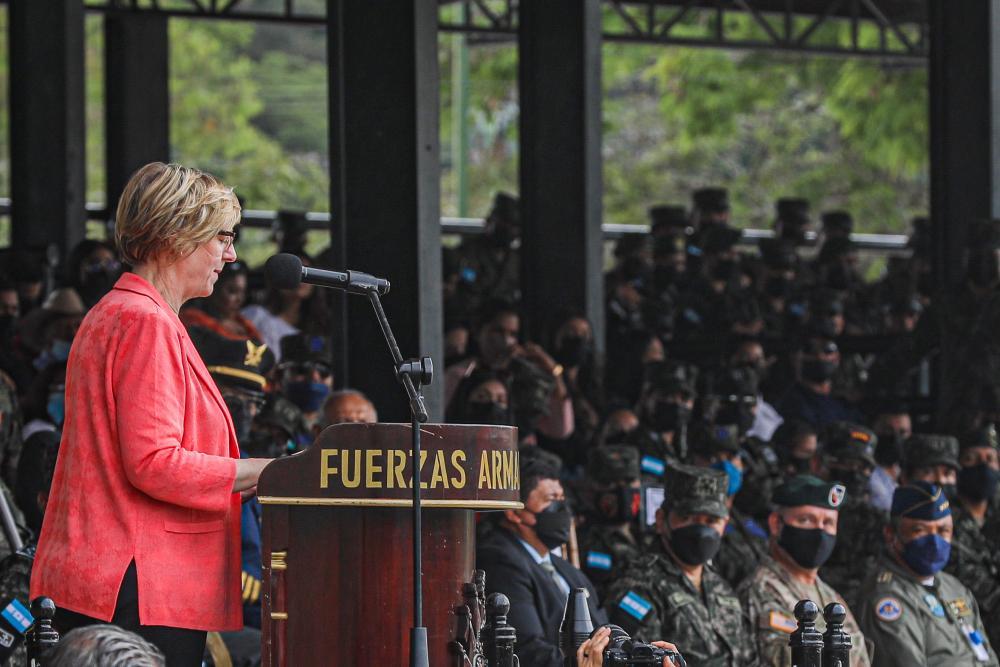 La embajadora de los Estados Unidos en Honduras Laura Dogu, ofrece un discurso durante la ceremonia de apertura de la competencia internacional Fuerzas Comando 2022, en Tegucigalpa, Honduras, el 13 de junio de 2022. (Foto: Especialista del Ejército de los EE. UU. Christopher Sánchez)