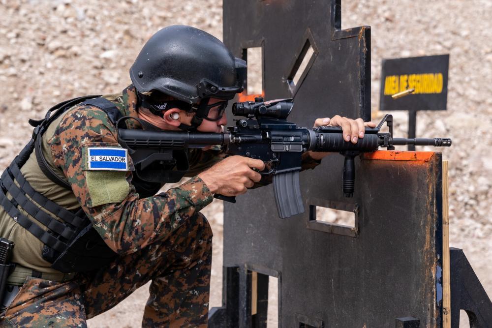 Um membro da equipe salvadorenha dispara seu fuzil contra alvos como parte do Fuerzas Comando 2022 durante um curso de assalto individual em La Venta, Honduras, 14 de junho de 2022. (Foto: Sargento Técnico Lionel Castellano/ Força Aérea dos EUA)