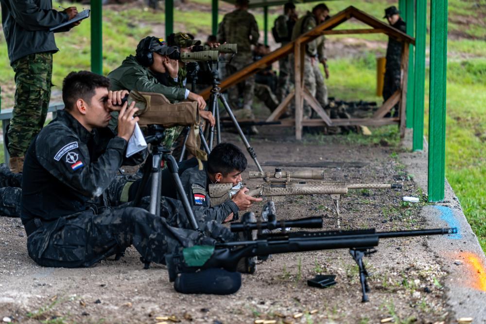 Un equipo de francotiradores paraguayos compiten durante el evento de habilidades de francotiradores, en el circuito de asalto del equipo Fuerzas Comando 2022, el 15 de junio de 2022, en La Venta, Honduras. (Foto: Sargento Segundo de la Fuerza Aérea de los EE. UU. Lionel Castellano)