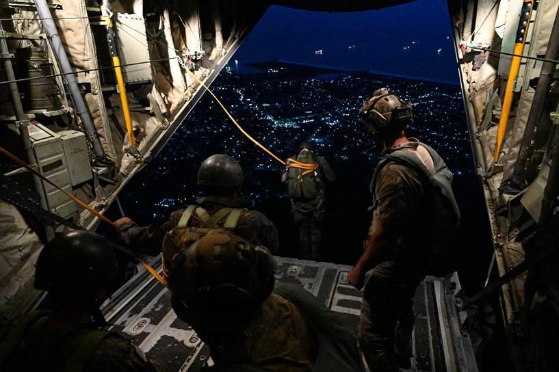 Membros do serviço guatemalteco realizam um salto de linha estática de um C-130J Super Hércules, na Guatemala, como parte do Resolute Sentinel 22, em 15 de junho de 2022. (Foto: Segundo-Sargento Michael Cossaboom, da Força Aérea dos EUA)