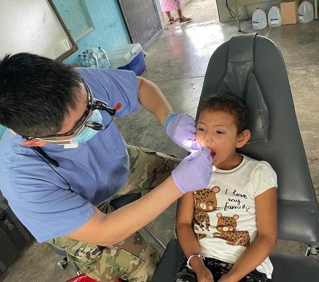 O Programa de Exercícios de Treinamento Médico (MEDTEP) 3 está sendo realizado em Melchor de Mencos, Guatemala. A equipe composta pelo pessoal do Exército e da Força Aérea, do Ministério da Saúde e da Equipe Rubicon está prestando serviços médicos em vários vilarejos. O Capitão Eric Cheng, dentista da Força Aérea dos EUA, do 11º Grupo Médico, da Base Conjunta Andrews, tem fornecido procedimentos odontológicos gratuitos aos cidadãos locais, em 20 de julho de 2022. (Foto: Cortesia)