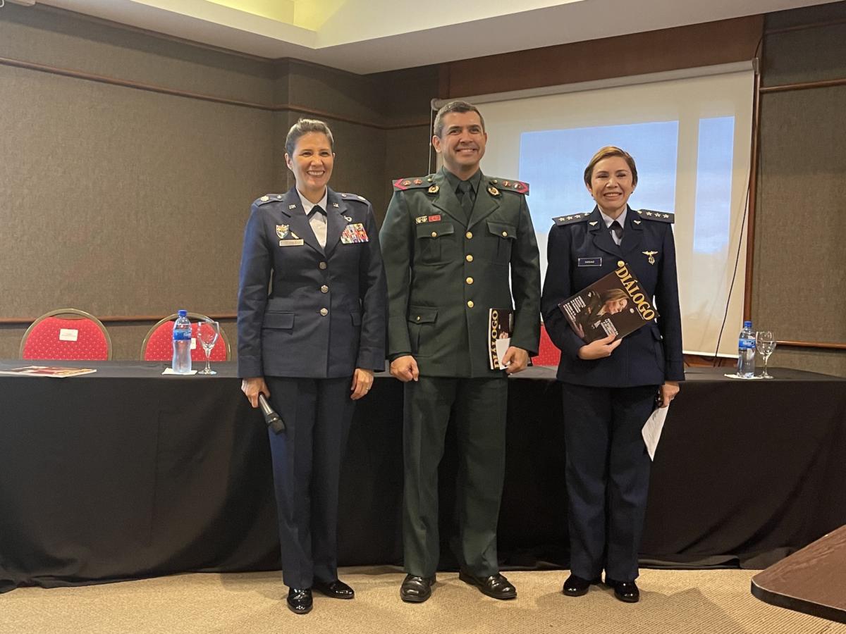 U.S. Air Force Lieutenant Colonel Duilia Turner (L), head of the Women, Peace, and Security program at SOUTHCOM, presented Paraguayan Army Lieutenant Colonel Juan vargas and Paraguayan Air Force Captain Zunilda Elizabeth Sagaz Desvar with a copy of the Diálogo magazine for their contributions to the Human Rights Seminar. (Photo: Marcos Ommati/Diálogo)