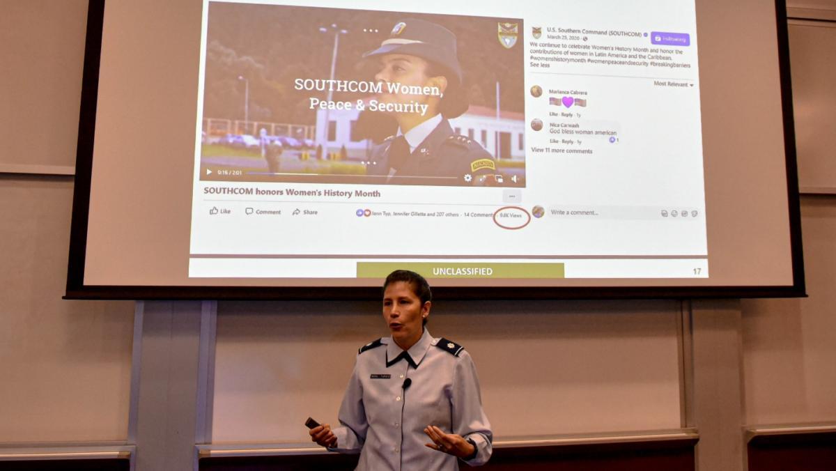 A Tenente-Coronel Duilia Mora Turner, da Força Aérea dos EUA, chefe do programa Mulheres para a Paz e Segurança, do SOUTHCOM, fala a uma classe de 61 estudantes, durante um curso eletivo de Integração e Perspectivas de Gênero nas Forças Armadas, no CDI, em 27 de janeiro de 2022. (Foto: Suboficial-Mor Monica Nascimento, da Marinha do Brasil/CDI)