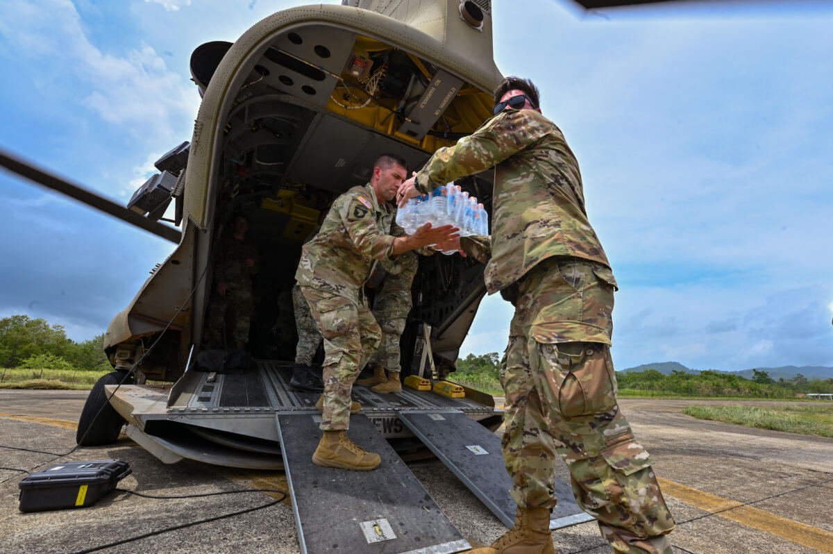 O Major Chris Church, do Exército dos EUA, médico assistente do Elemento Médico (MEDEL) da Força-Tarefa Conjunta Bravo (JTF-Bravo), e o Sargento Scott Curry, do Exército dos EUA, especialista em medicina preventiva do MEDEL, carregam água em um helicóptero CH-47 Chinook designado para o 1º Batalhão, 228º Regimento de Aviação, como parte do Exercício de Treinamento de Prontidão Médica (MEDRETE) Keel Billed Toucan 2023 (KBT 23), em 10 de maio de 2023, em Jaque, Panamá. O KBT 23 (conhecido localmente como Mercurio V) é um exercício de parceria conjunta entre a JTF-Bravo e os serviços aeronavais e de fronteira do Panamá, para desenvolver habilidades de assistência humanitária e socorro em casos de desastres, por meio de oportunidades reais de treinamento de apoio de transporte aéreo e suporte médico. (Foto: Segundo-Sargento Duncan McElroy, da Força Aérea dos EUA)