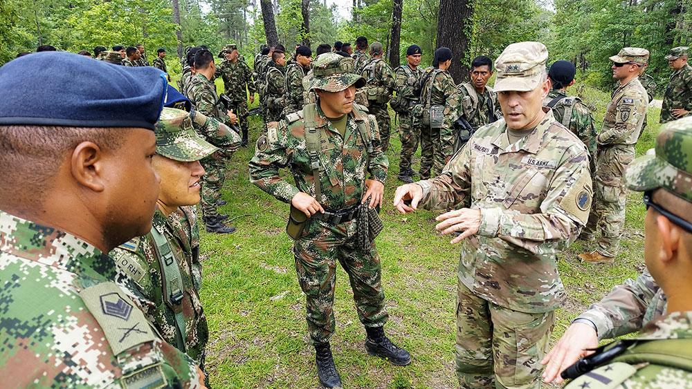 O General de Brigada Daniel R. Walrath (à dir.), comandante geral do Exército Sul dos EUA, cumprimenta os soldados colombianos durante uma visita ao JRTC, em Fort Polk, Luisiana, no dia 9 de junho de 2021. O Exército da Colômbia é o segundo exército sul-americano a realizar treinamento bilateral com uma unidade do Exército dos EUA, como parte de um rodízio do JRTC. (Foto: Donald Sparks/Exército Sul dos EUA)