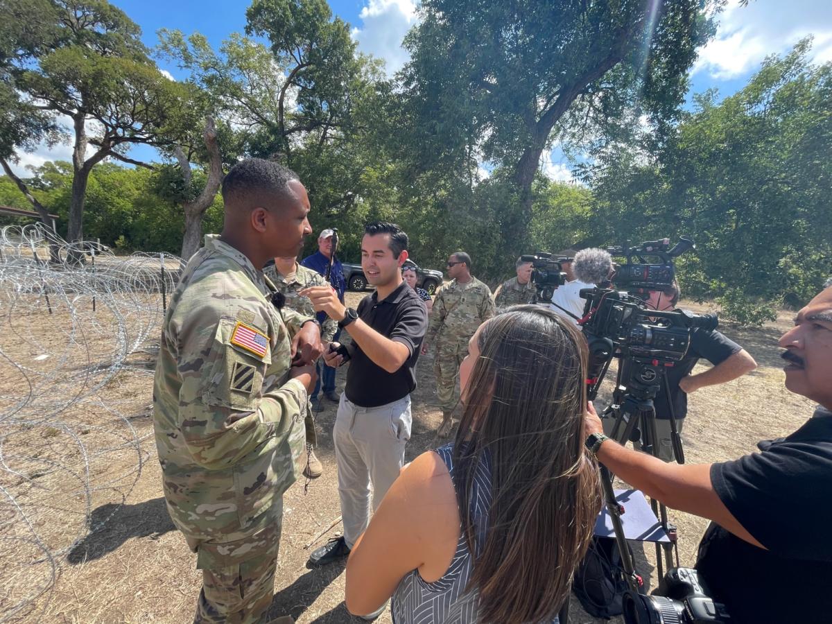 A reporter sets up a clip-on mic on U.S. Army Major General William L. Thigpen, U.S. Army South commanding general, before he answers a series of questions from different members of the media about Multinational Force South, at Fort Sam Houston, San Antonio, Texas. (Marcos Ommati/Diálogo)