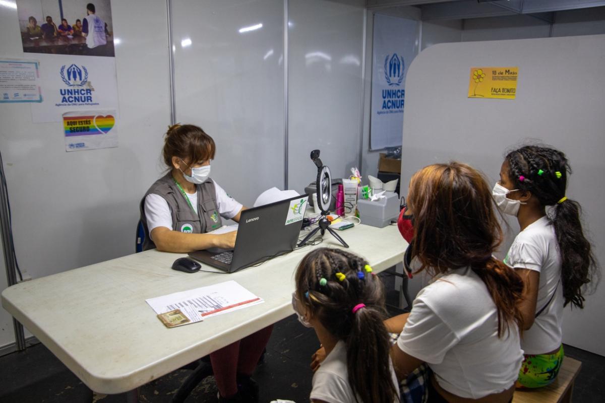 Before being relocated, Venezuelan refugees go through a rigorous screening process, at which time they receive medical care and undergo legal status regularization. (Photo: Presidency of Brazil Press Office)