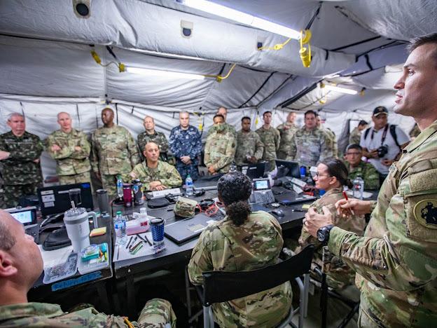 O J9 da Força Multinacional Sul (MNFS) apresenta um informe das capacidades civis-militares a visitantes ilustres, no quartel-general do PANAMAX, em San Antonio, Texas. (Foto: Relações Públicas do Exército Sul dos EUA)