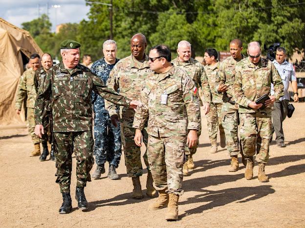 Distinguished guests, including Chilean Army Major General Ricardo Stangher (R), Multinational Force South (MNFS) commander, and Brazilian Army General Édson Skora Rosty (L), deputy commander of the Army land forces, visit MNSF Headquarters in San Antonio, Texas. (Photo: U.S. Army South Public Affairs)