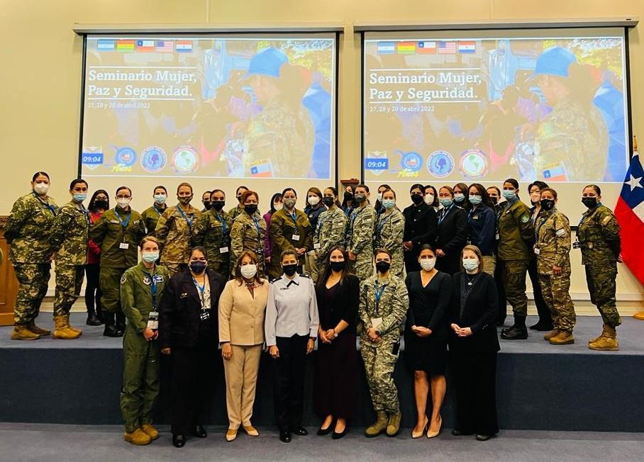La foto muestra a los participantes del seminario Mujeres, Paz y Seguridad (WPS), organizado por el Comando Sur de los Estados Unidos (SOUTHCOM) y el Centro Conjunto para Operaciones de Paz de Chile (CECOPAC), en Santiago de Chile, del 27 al 29 de abril de 2022. (Foto: Geraldine Cook/Diálogo)