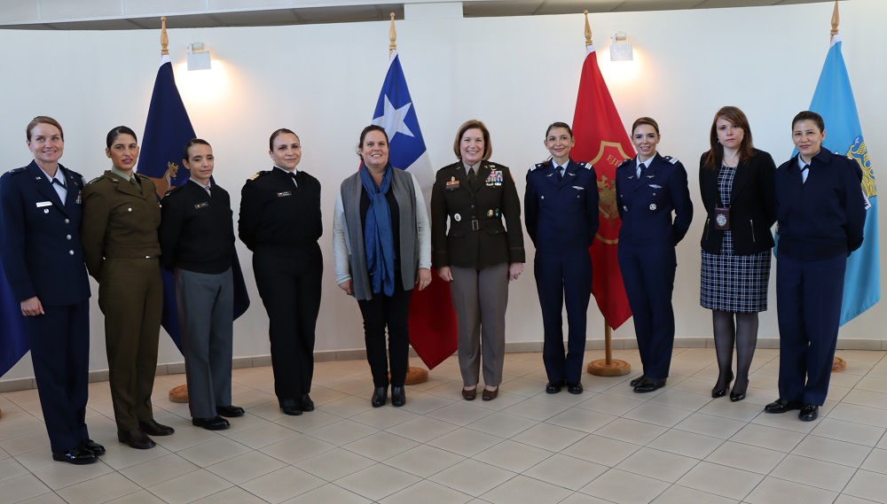 La ministra de Defensa de Chile Maya Fernández Allende (quinta de izq.) y la General del Ejército de los EE. UU. Laura J. Richardson, comandante de SOUTHCOM (sexta de izq.), se reúnen con las asesoras de género. (Foto: Geraldine Cook/Diálogo)