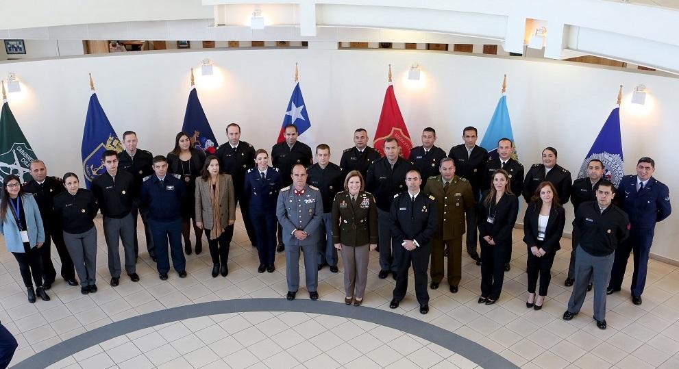 La General del Ejército de los EE. UU. Laura J. Richardson, comandante de SOUTHCOM (centro), posa con representantes de CECOPAC. (Foto: Ministerio de Defensa de Chile)