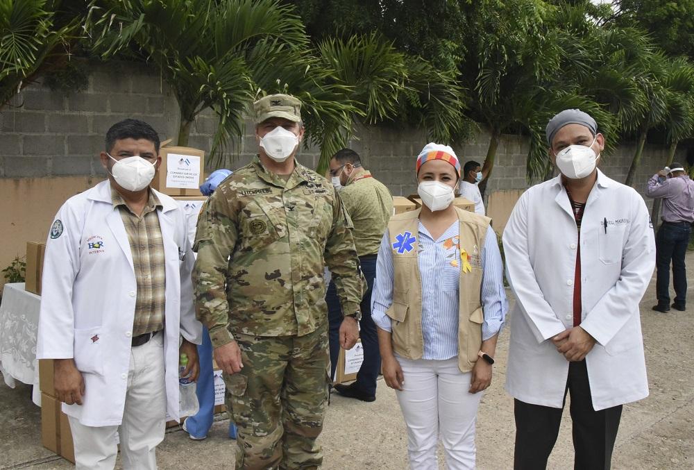 U.S. Army Colonel John Litchfield, JTF-Bravo commander, poses for a photo with Dr. Daniel Mairena (L), Roberto Suazo Córdova Hospital deputy director, Dr. Nora Antúnez (third from L), regional health director for the department of La Paz, and Dr. Gunther Torres (R) Roberto Suazo Córdova Hospital director, during a donation ceremony at the hospital grounds, August 11, 2020. JTF-Bravo donated personal protective equipment and medications to support the medical staff in the fight against COVID-19. (Photo: Maria Pinel/JTF-Bravo)