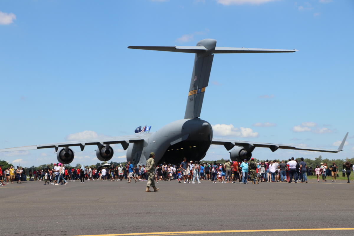 Una de las principales atracciones de los festejos fue la exhibición del Boeing C-17 Globemaster III, avión de transporte militar estadounidense, parte de los activos de la Fuerzas Aéreas del Sur/12.º Fuerza Aérea de los EE. UU. (AFSOUTH), que participó de la celebración. (Foto: Fuerza Aérea Paraguaya) 