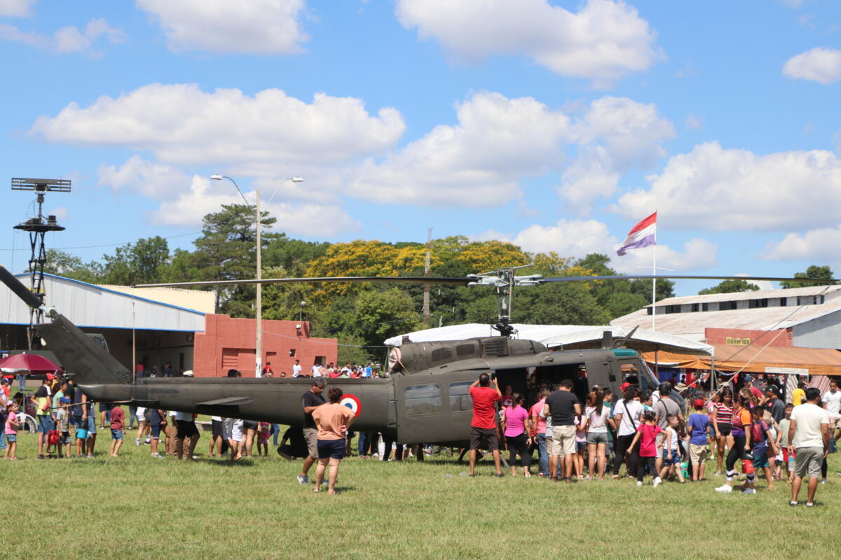 En tierra, los asistentes también pudieron ver de cerca algunos de los medios aéreos de la Fuerza Aérea Paraguaya en exhibición. (Foto: Fuerza Aérea Paraguaya)