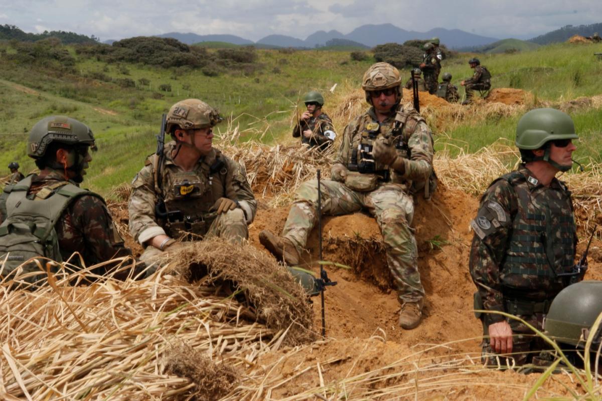 Soldados brasileños y estadounidenses participan como observadores y controladores de entrenamiento, en el Ejercicio de tiro real de fracción, realizado el 13 de diciembre de 2021. (Foto: Anderson Gabino/Diálogo)