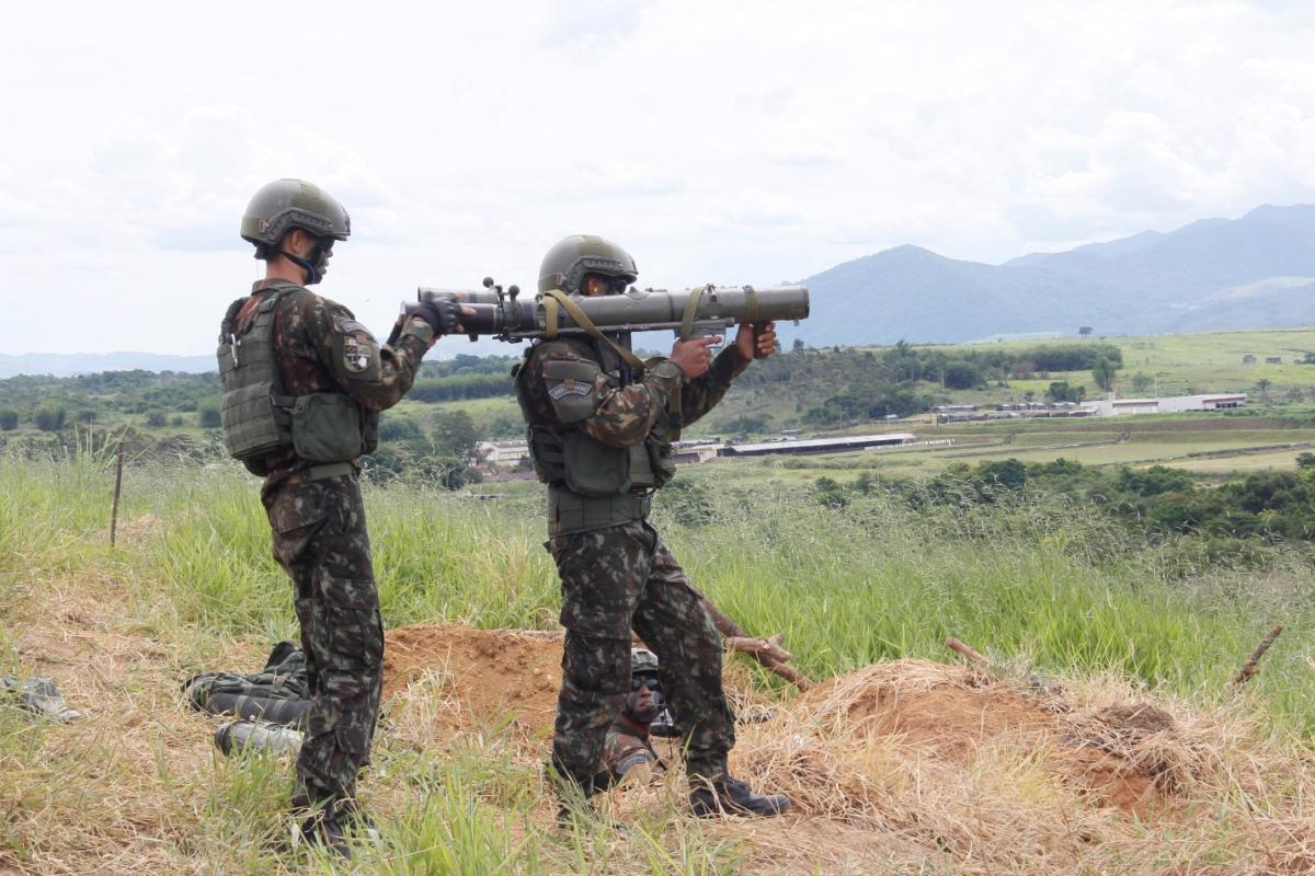 Soldados del Ejército Brasileño recargan con munición un AT-4 (arma antipersona), durante el ejercicio CORE 21/SV22. (Foto: Anderson Gabino/Diálogo)