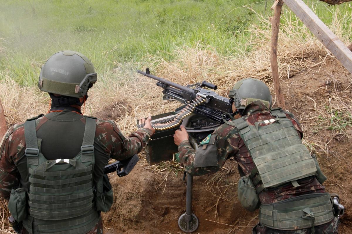 Durante o exercício de tiro de fração, militares do EB realizam tiro de metralhadora contra alvos fixos. (Foto: Anderson Gabino/Diálogo)