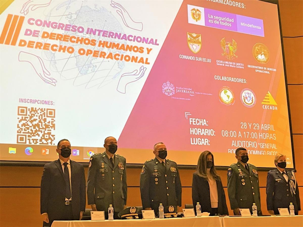 Representatives of U.S. Southern Command, the Colombian Military Forces, and the Colombian Ministry of Defense stand during the national anthems of both countries, which marked the opening of the III International Seminar on Human Rights and Operational Law, in Bogotá, April 28-29, 2022. (Photo: Marcos Ommati/Diálogo)