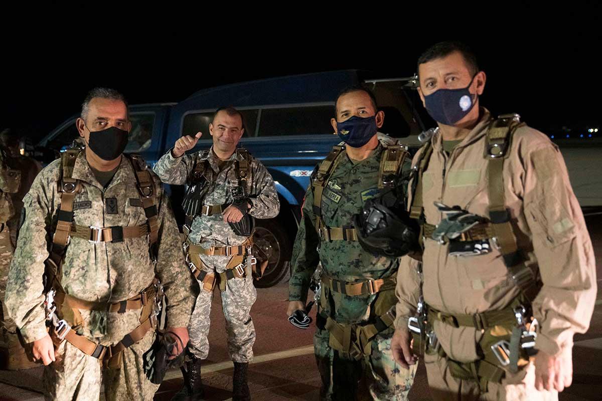 Senior enlisted leaders from the Chilean, Ecuadorian, Paraguayan, and Uruguayan air forces prepare for a tandem jump with the 306th Rescue Squadron stationed at Davis-Monthan Air Force Base, Arizona, November 18, 2021. (Photo: U.S. Air Force Technical Sergeant Kenneth New)