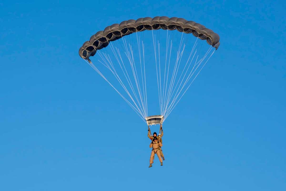 A senior enlisted leader takes part in a tandem jump with the 306th Rescue Squadron during the SOUTHAM Air Chiefs and Senior Enlisted Leaders Conference at Davis-Monthan Air Force Base, Arizona, November 18, 2021. (Photo: U.S. Air Force Technical Sergeant Kenneth New)